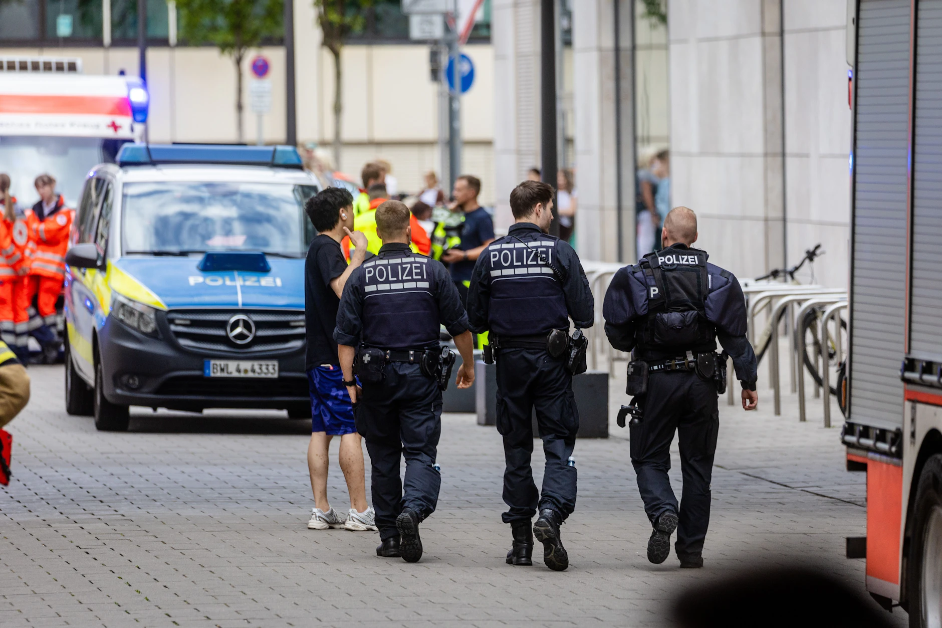 Der Angriff eines 54-Jährigen Mannes auf seine Ehefrau sorgte im und um das Einkaufszentrum für einen Großeinsatz der Polizei.