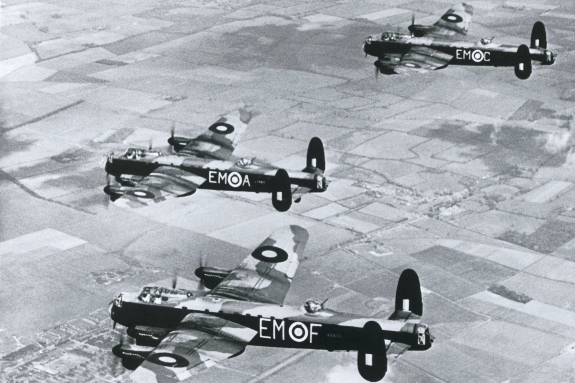 Bei dem Flugzeug könnte es sich um einen britischen Bomber Avro Lancaster handeln. diese Flieger waren vor allem Ende des Zweitel Weltkrieges über der Region im Einsatz, griffen militärische Ziele in Pommern an.