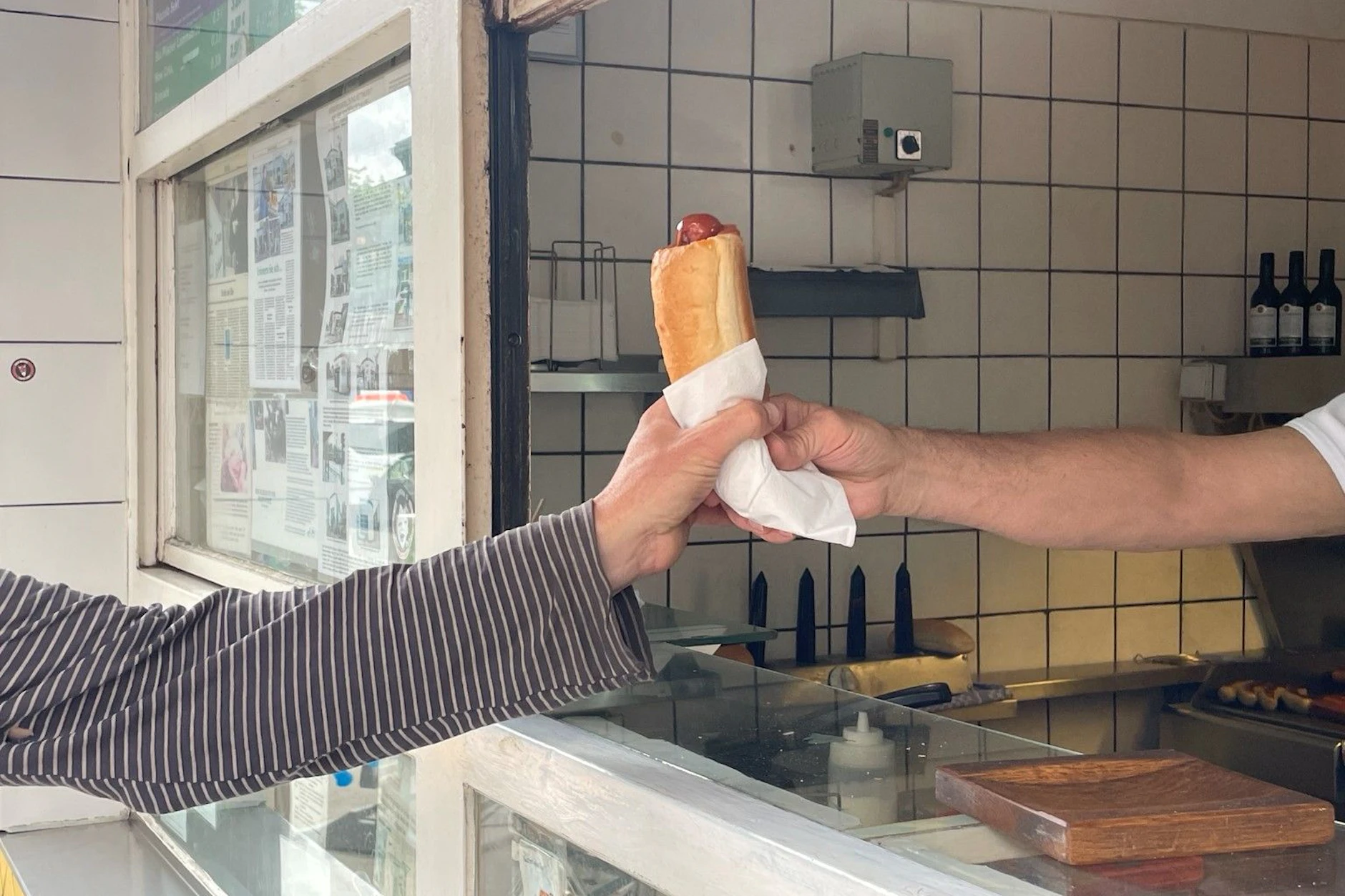 Im Ketwurst-Imbiss gehen mittags jede Menge Ketwürste durch die Luke. Eine kostet 3,90 Euro.