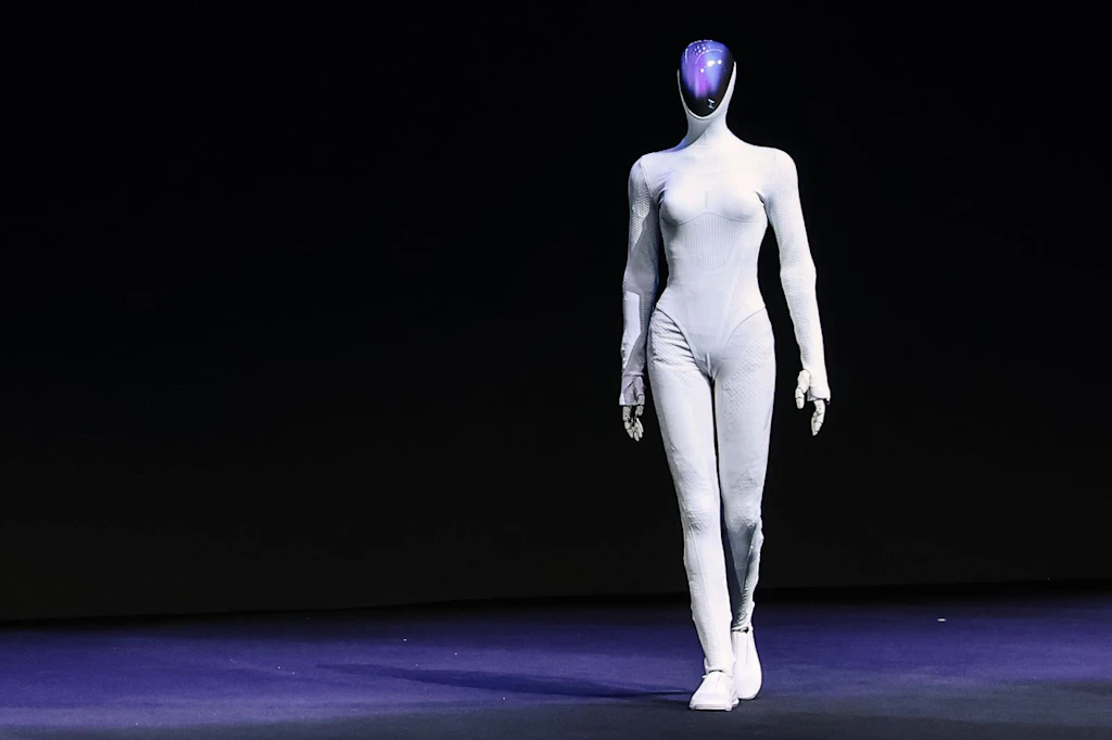 Xpengs humanoider Roboter Iron besticht laut Unternehmen durch seinen besonders menschlichen Gang.