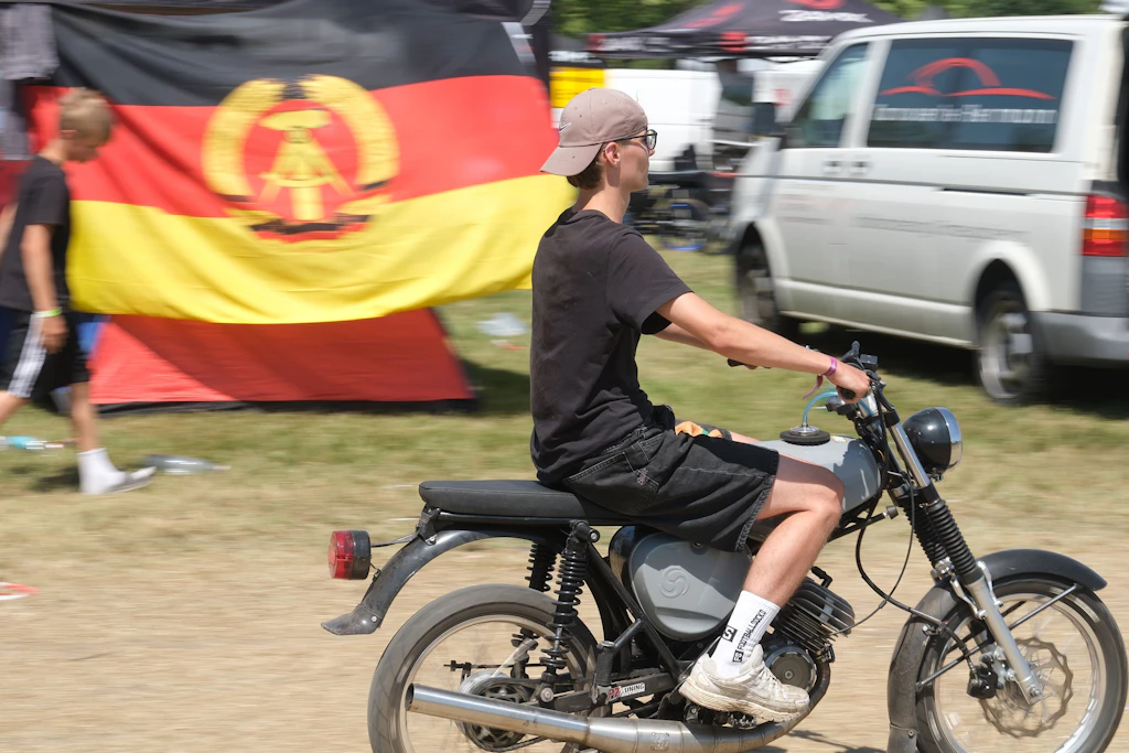 Der Simson-Kult ist ein Phänomen: Die DDR-Mopeds wurden auch exportiert. Simson-Reimporte können jetzt in Sachsen wieder mit 60 km/h durch die Gegend düsen.