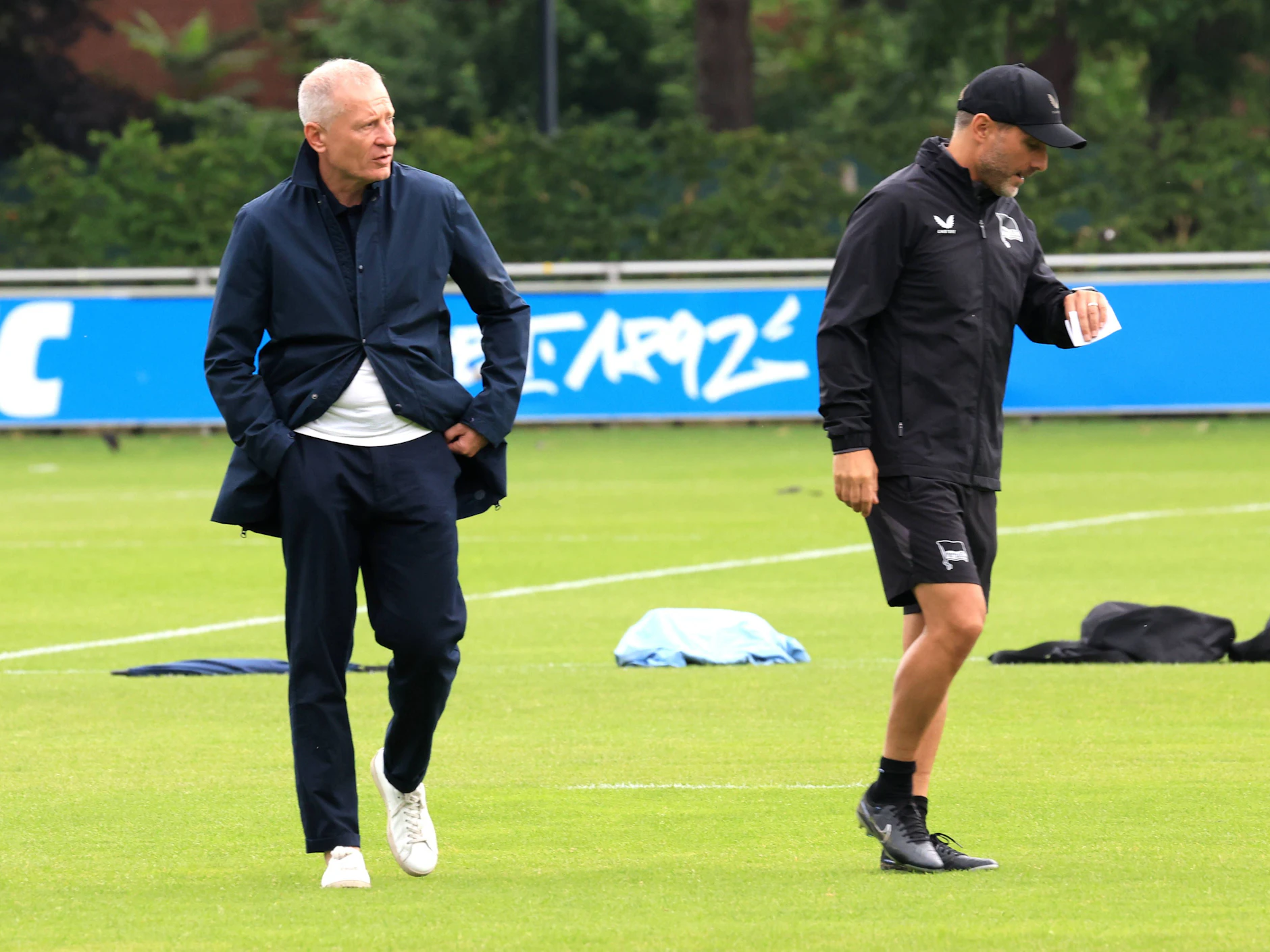 Hertha-Geschäftsführer Dr. Peter Görlich schwört Spieler und Fans auf die neue Saison ein.