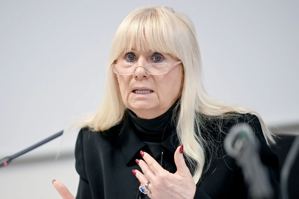 Iris Spranger, Innensenatorin, begrüßt die Fußfessel für die Gefährder.