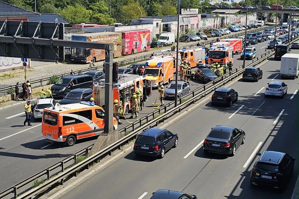 Auf der A100 kam es am Samstag zu einem Unfall.