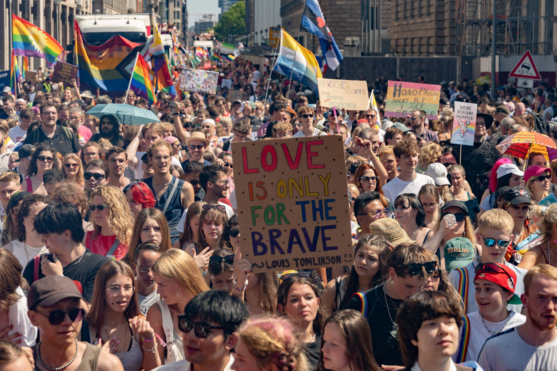 Am Tag hatten in Berlin Hunderttausende Menschen friedlich beim CSD gefeiert. Das Event wurde nach dem Angriff im Tiergarten abgebrochen.