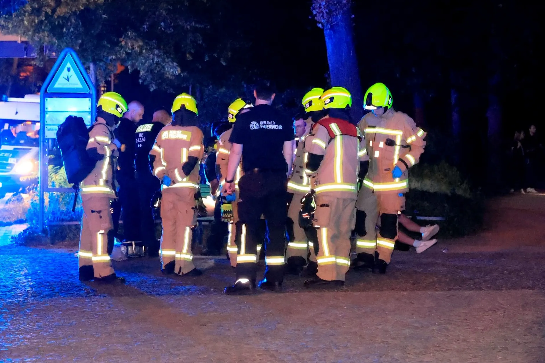Großeinsatz am Abend beim CSD: Einsatzkräfte der Feuerwehr versorgen Verletzte.