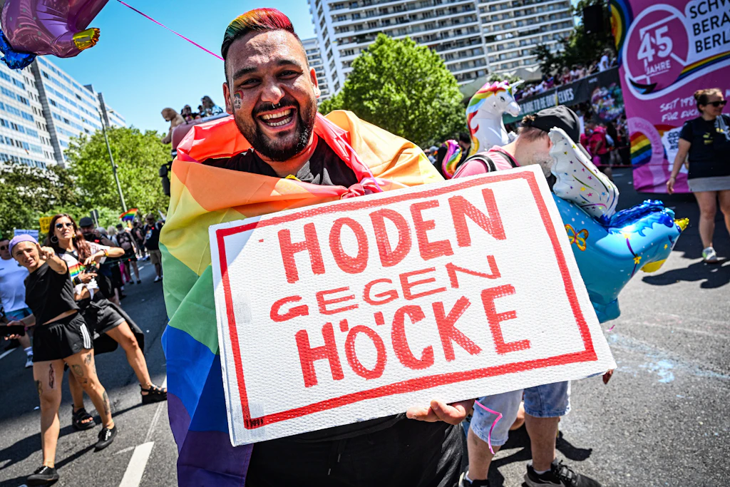 „Kinderschutz wird hier eklatant verfehlt“: Debatte um Kind auf CSD-Wagen geht weiter