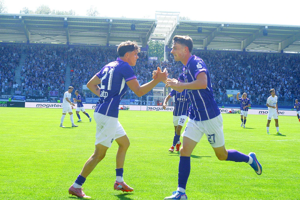 Tim Maciejewski (r.) traf beim 3:3 gegen Altglienicke zum zwischenzeitlichen 2:2-Ausgleich für den FC Erzgebirge Aue.