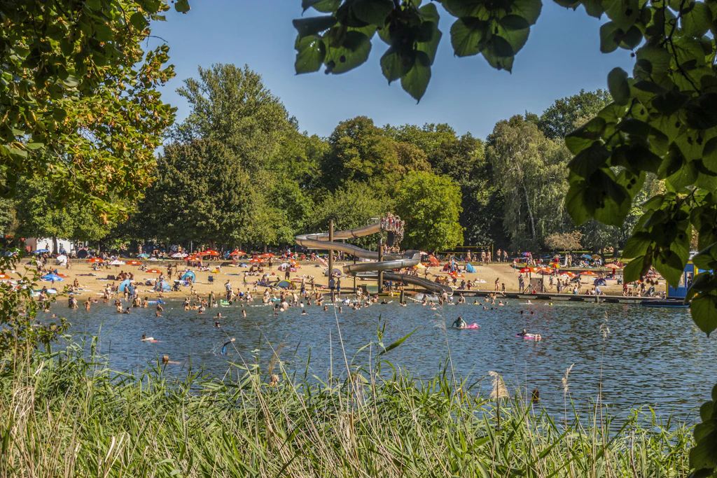 300 Meter Sandstrand mitten in der Stadt: Dieses Berliner Strandbad fühlt sich an wie Kurzurlaub
