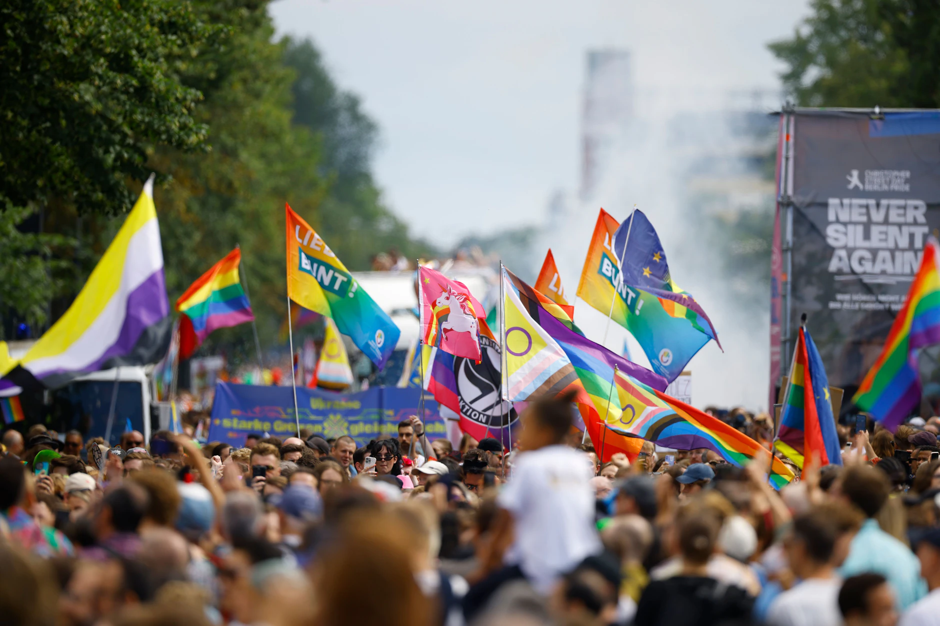 Beim CSD in Berlin herrschte wieder großer Andrang: Hunderttausende Besucher feierten bei der Parade. Laut Polizei blieb alles friedlich.