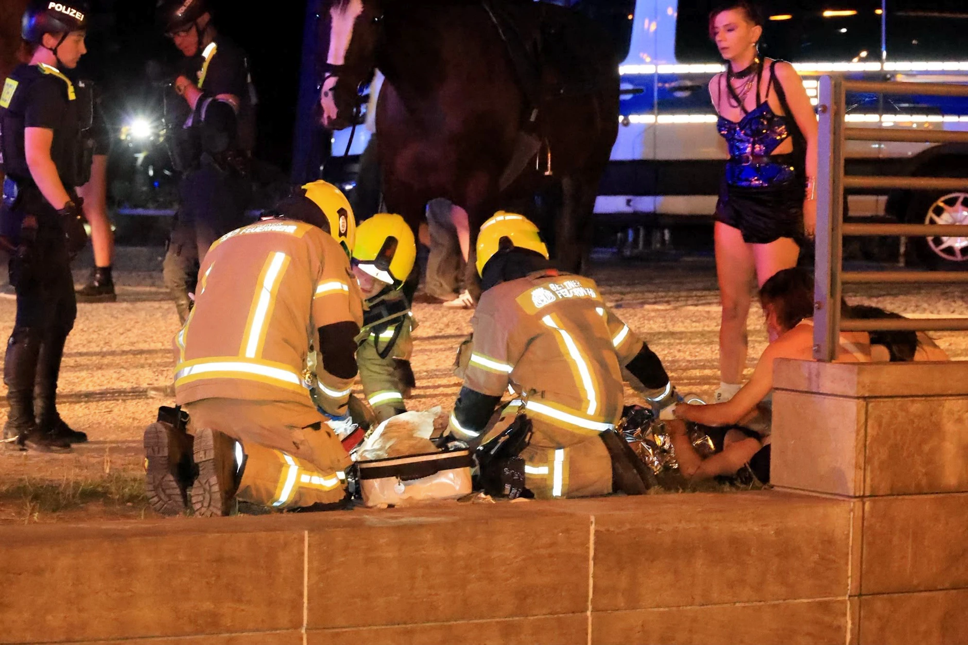 Rettungskräfte der Feuerwehr kümmern sich nach der Terrorfahrt beim CSD um Verletzte.