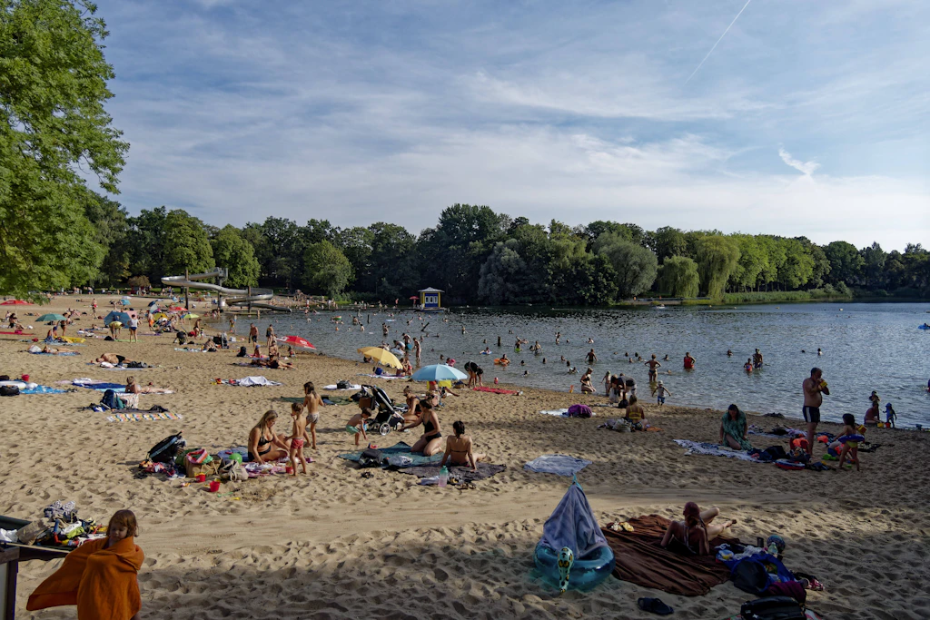 Sandstrand mitten in Berlin: Das Strandbad Orankesee in Alt-Hohenschönhausen lockt mit 300 Metern Ostseesand und einer 52 Meter langen Wasserrutsche.