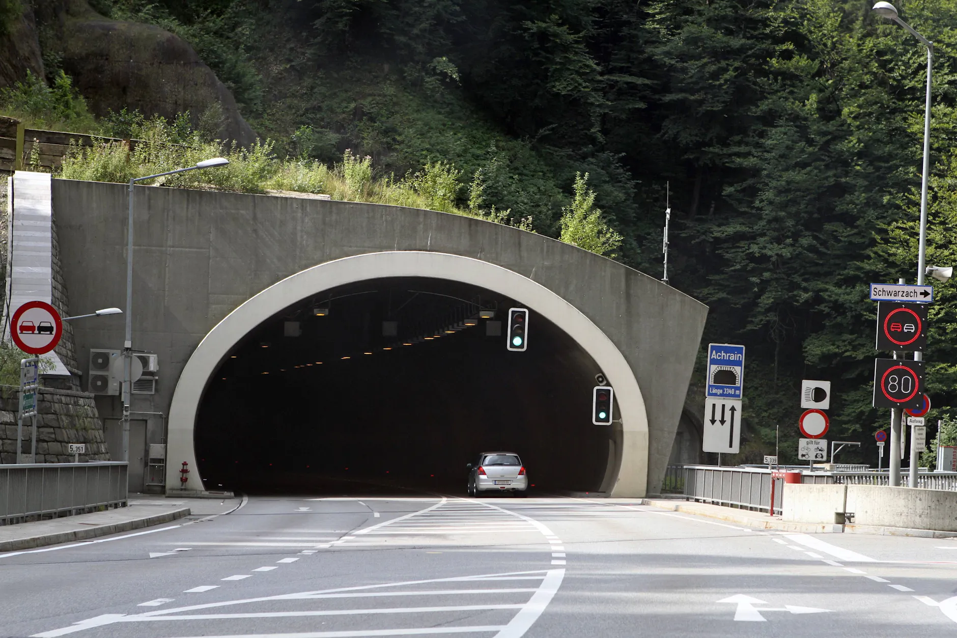 Der Achreintunnel in Vorarlberg in Österreich. Mitten in der Röhre wurde der 75-jährige Autofahrer bewusstlos.
