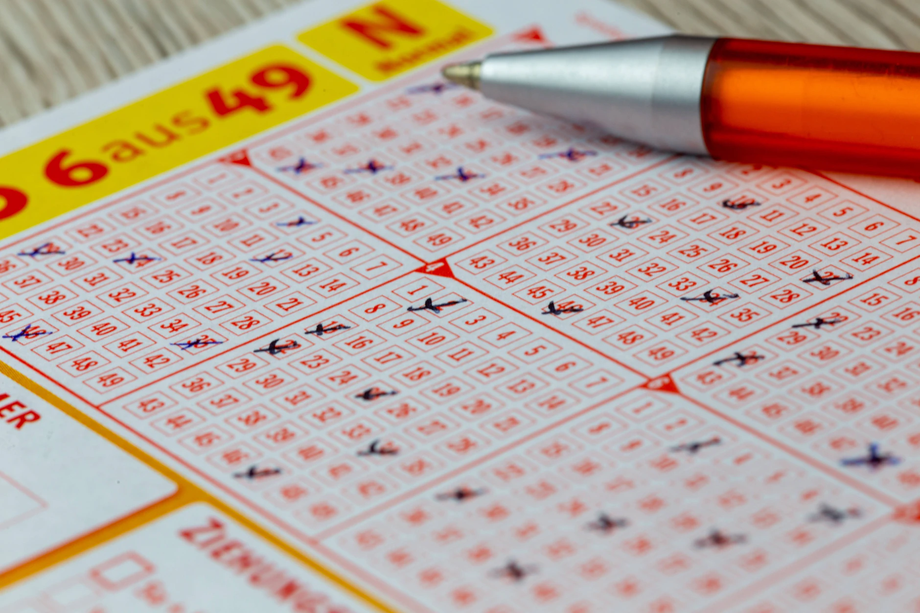 Wer beim Lotto die richtigen Zahlen erwischt und den Jackpot abräumt, sollte danach sehr vorsichtig sein, rät ein Lotto-Experte. Schnell kann ein großer Fehler passieren.