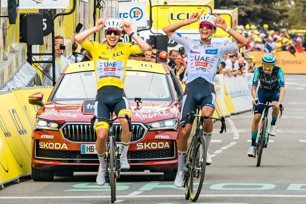 Doppeltes Podium: Mit der Hilfe von Tadej Pogačar (l.) konnte der Mexikaner Isaac del Toro seinen dritten Platz in der Gesamtwertung behaupten.
