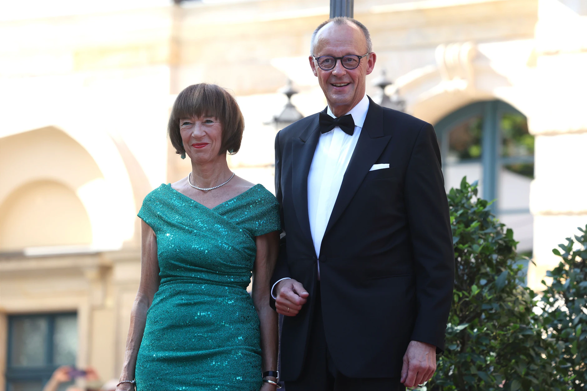 Wo ist hier bitte die Körperspannung? Das sollte Charlotte Merz, die Ehefrau von Bundeskanzler Friedrich Merz, doch besser können.