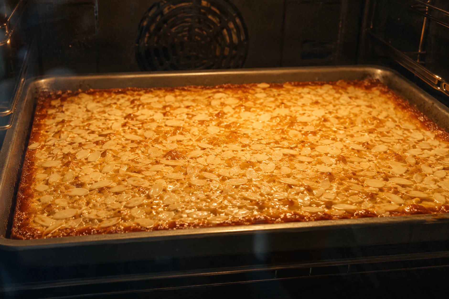 Im Backofen verwandelt sich die Mandel-Zucker-Mischung in eine leckere Kruste, die diesen Butterkuchen unglaublich lecker macht.