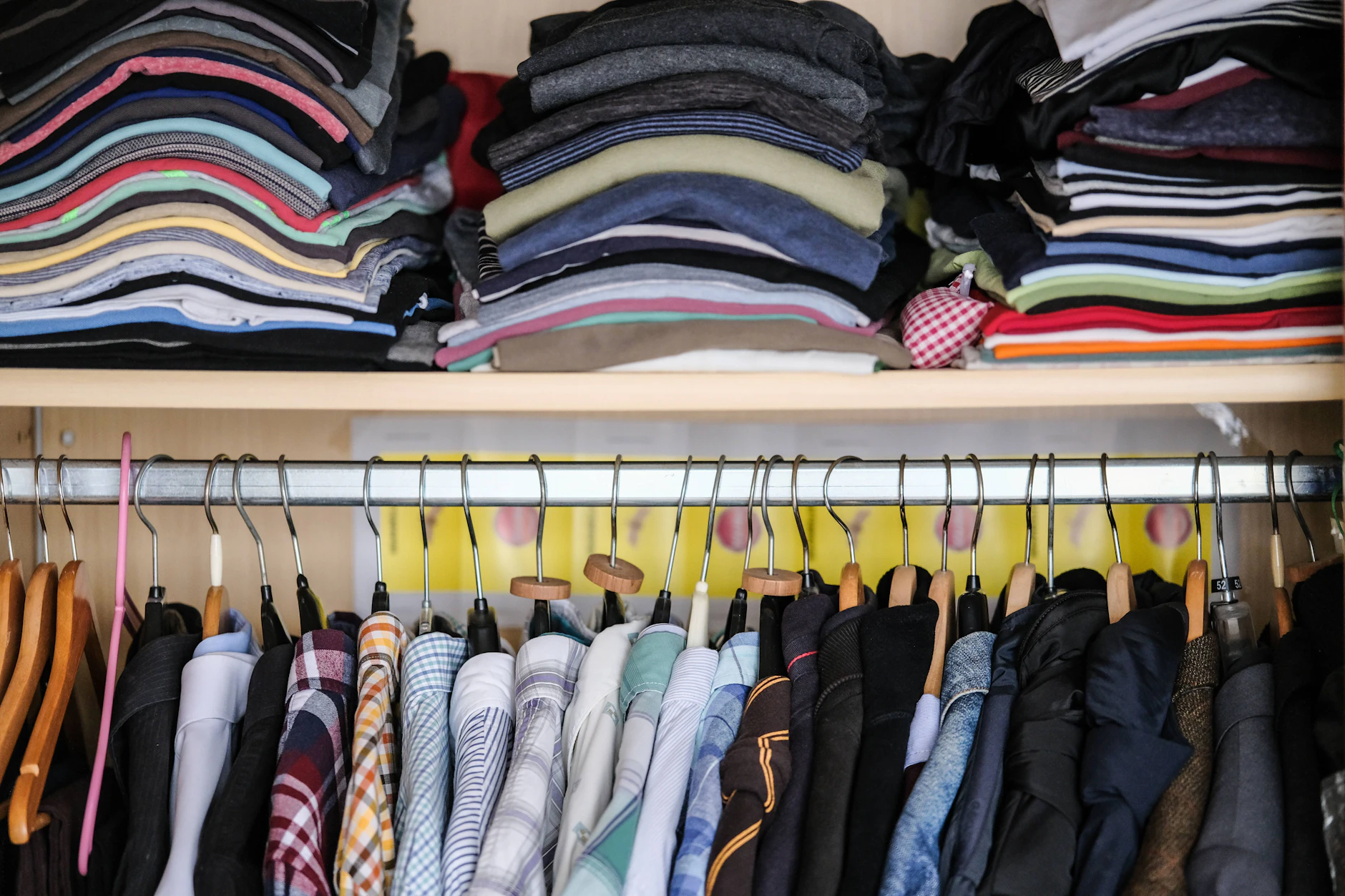 Lust auf Ausmisten? Mit dem simplen Kleiderbügel-Trick klappt es noch einfacher als bisher. Wir verraten, wie der geniale Lifehack funktioniert.