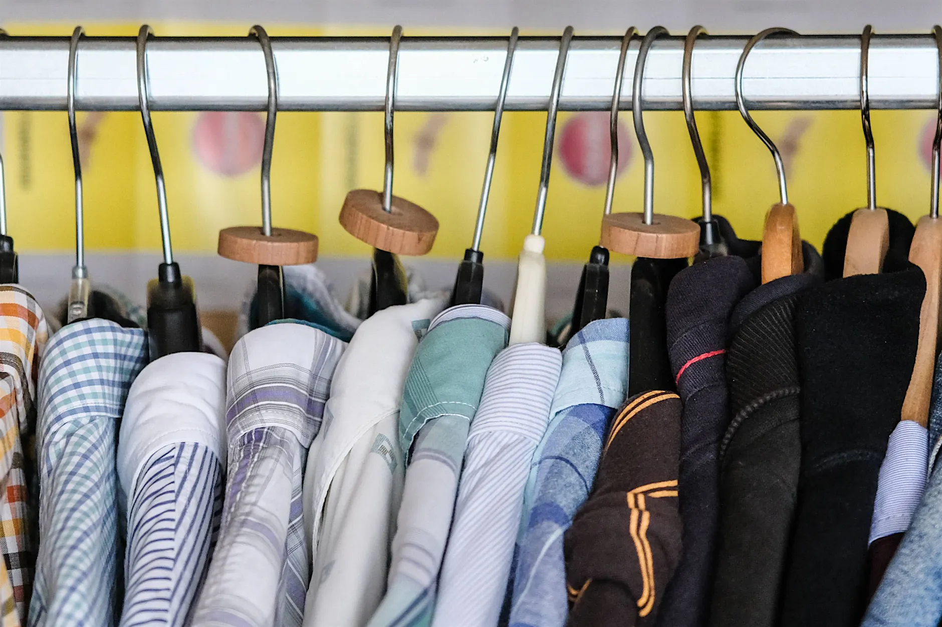 Niemand kennt diesen Trick: Drehen Sie jetzt sofort Ihre Kleiderbügel um!