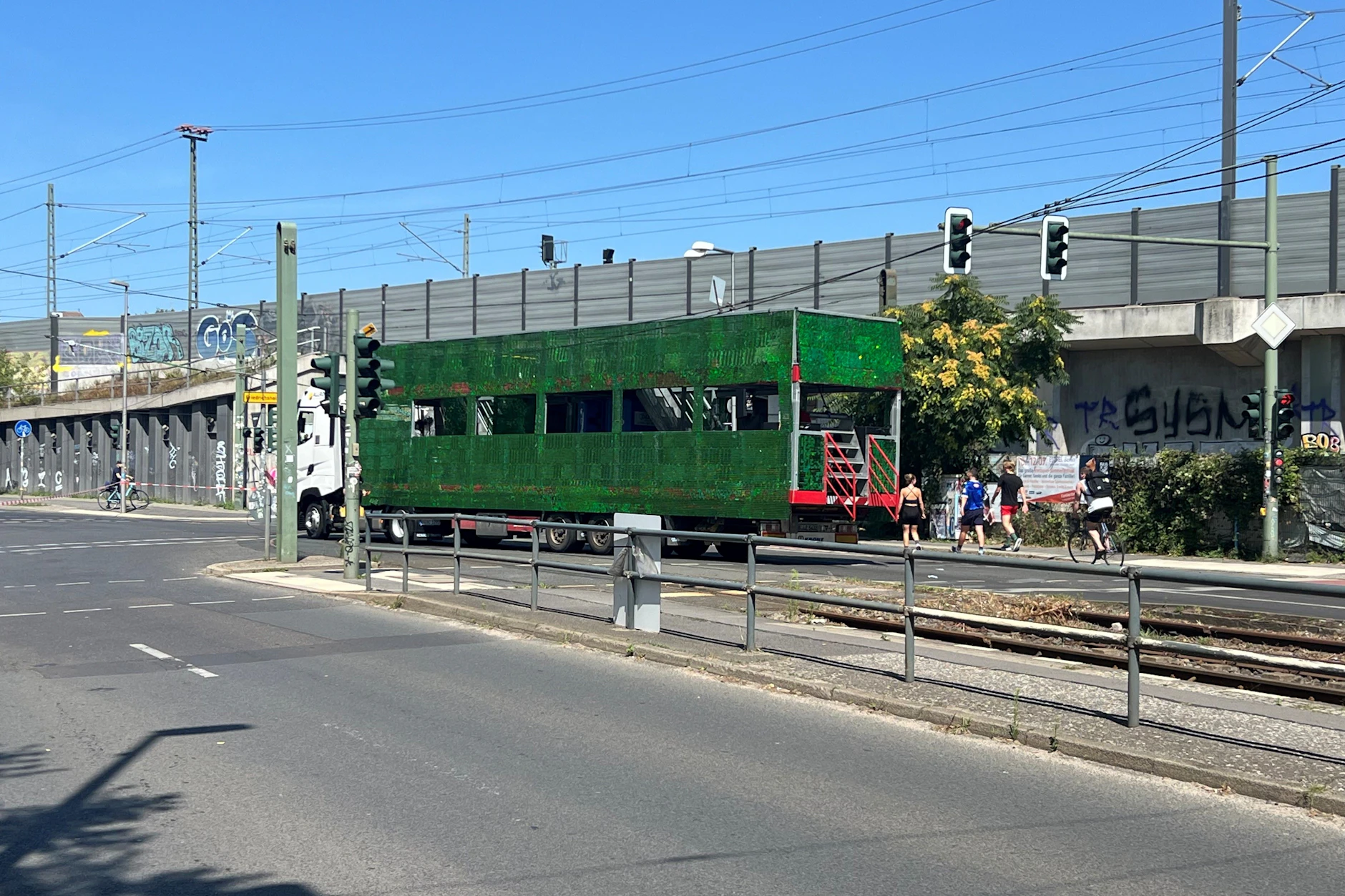 In Rummelsburg beschädigte ein CSD-Truck die Oberleitung der Straßenbahn. Es kam zu Sperrungen.