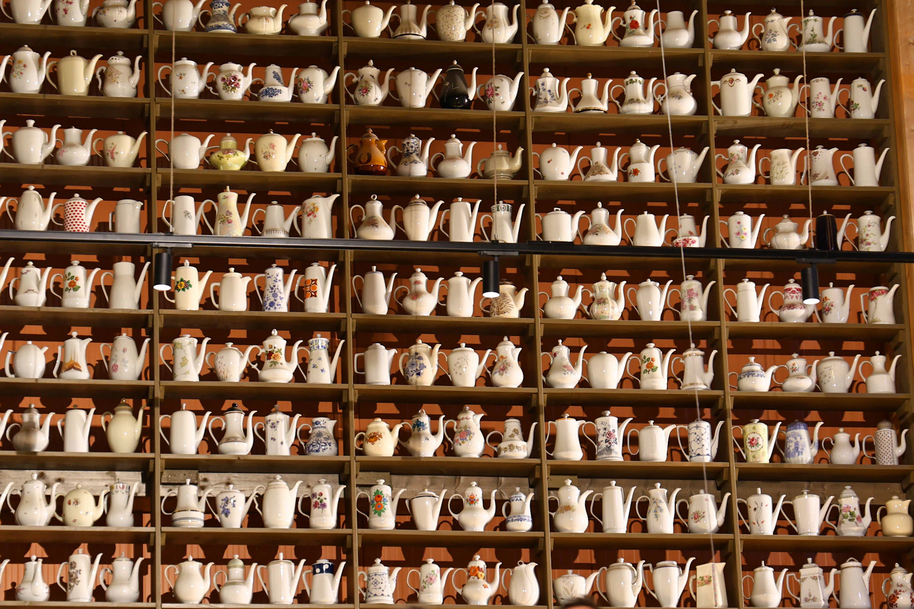 Ein Ausschnitt der Kaffeekannensammlung in Karls Erlebnisdorf in Döbeln. Noch immer suchen die Betreiber nach weiteren Kannen.