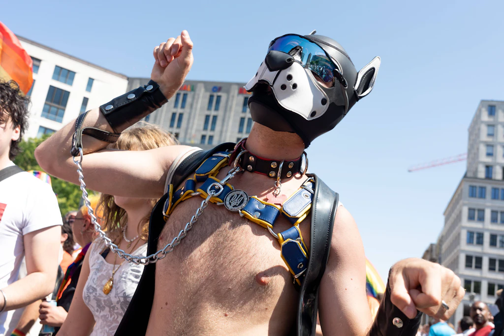 Kinder auf dem CSD-Wagen: Immoscout distanziert sich und prüft Mitarbeiter