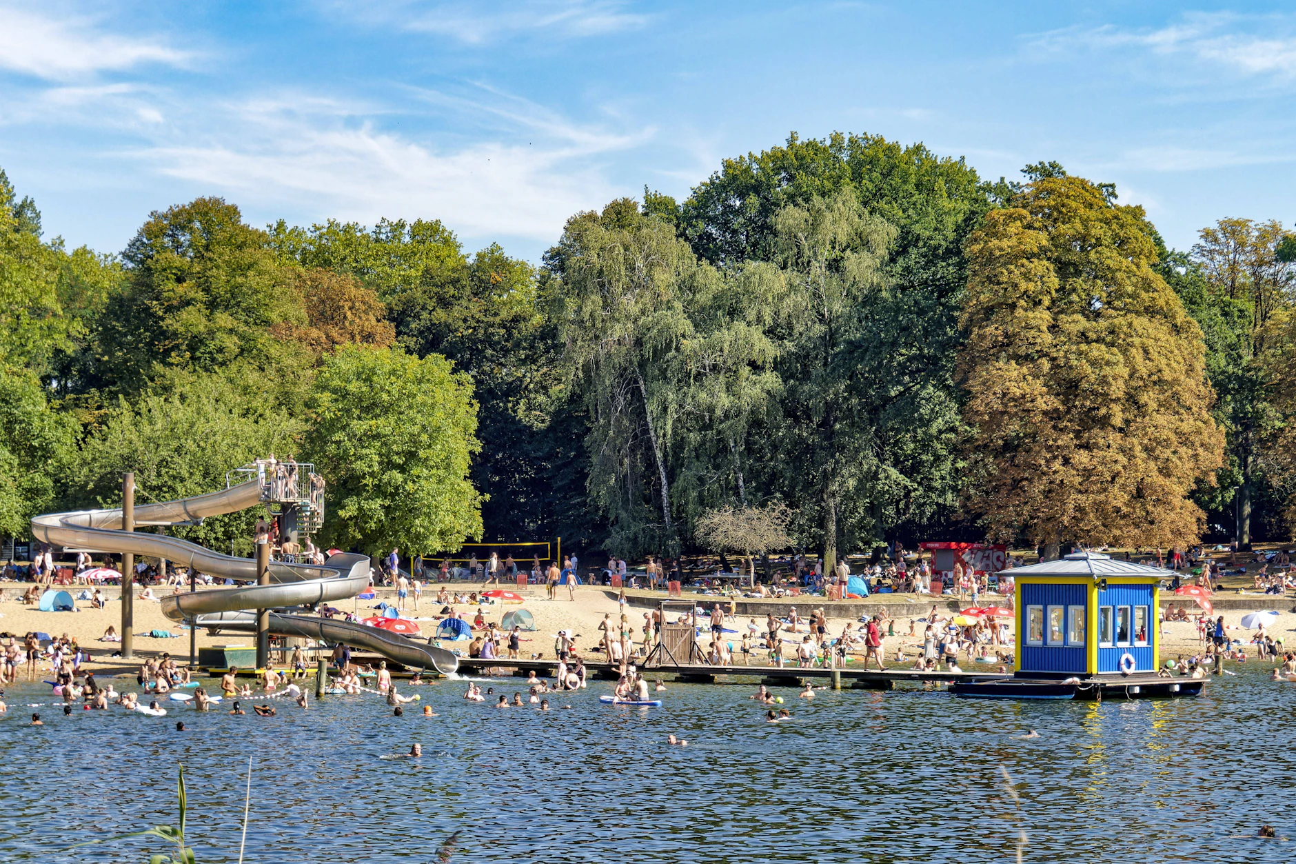 Wasserrutsche fürs Badevergnügen. Im Strandbad Orankesee gibt es aber auch einen Nichtschwimmer-Bereich.