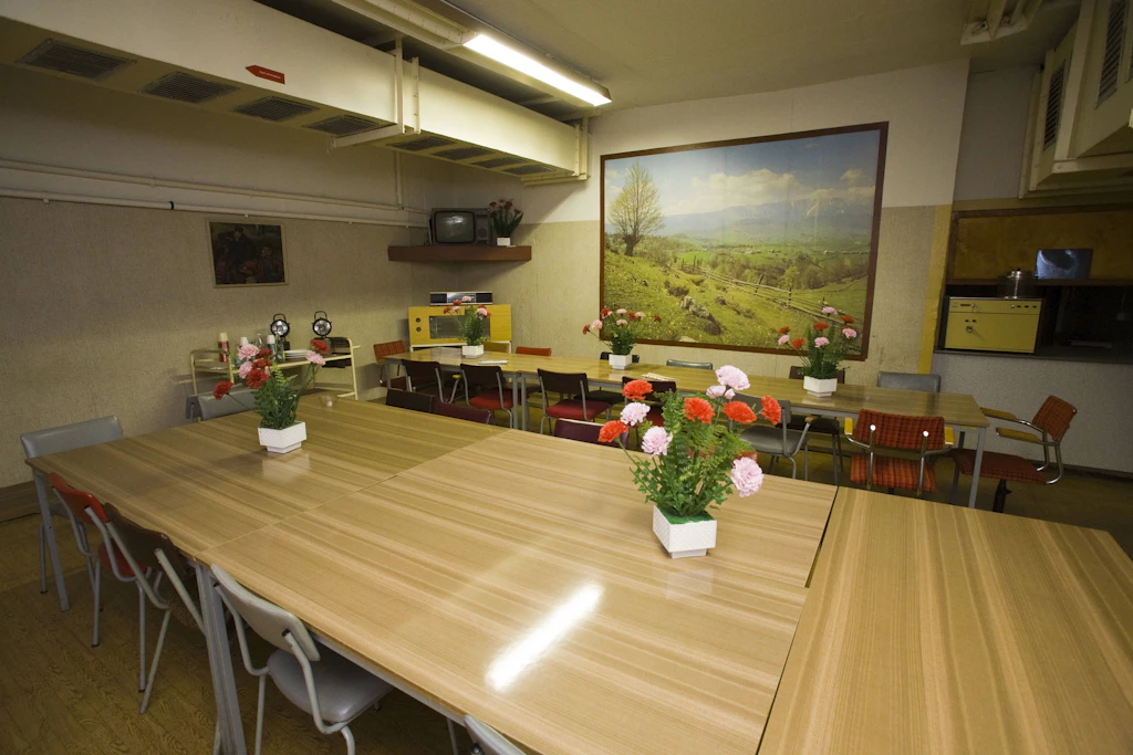 Speiseraum im Atombunker Harnekop: Kunstblumen und ein Landschaftsbild sollten unter der Erde ein Stück Normalität schaffen.