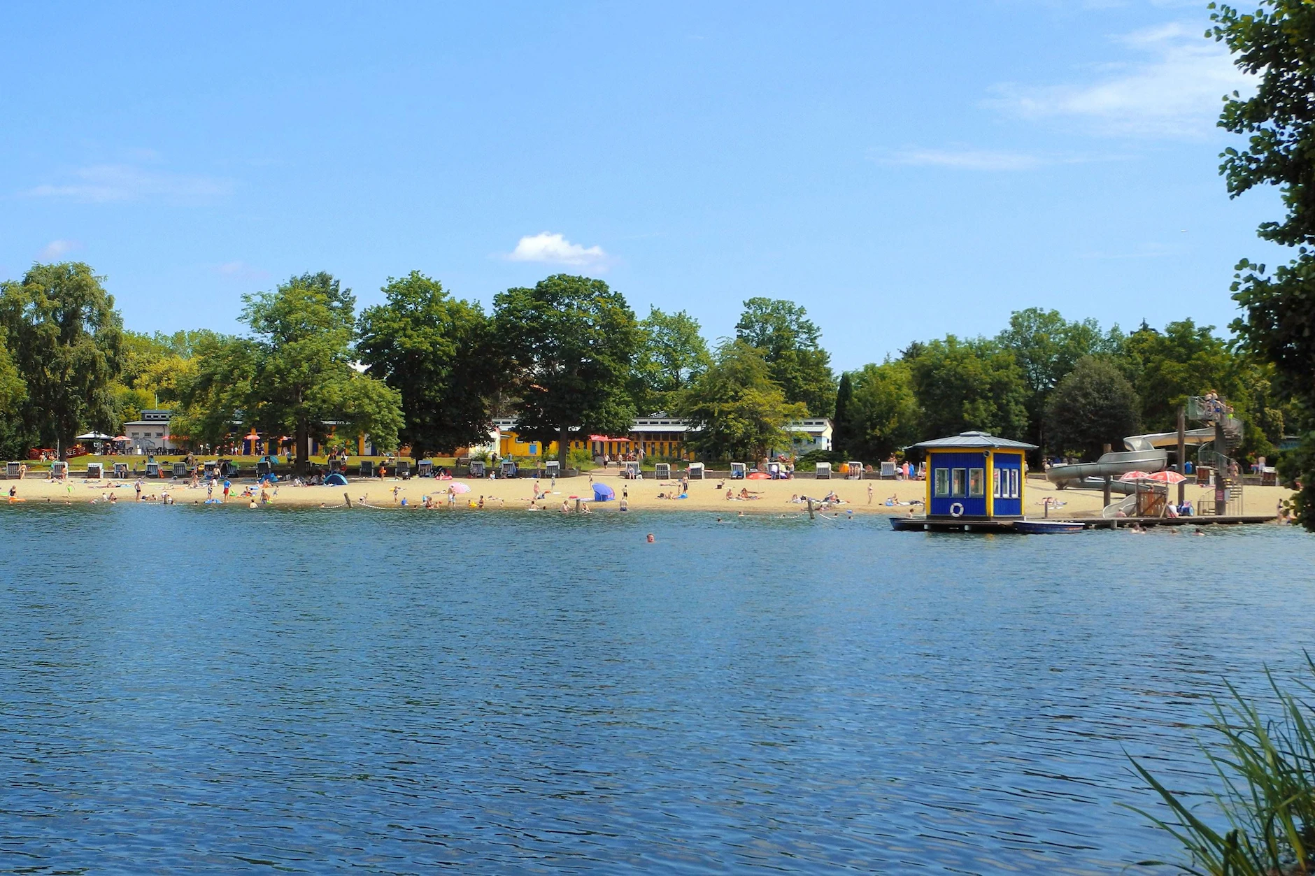 Der Orankesee im Norden Berlins bietet mit dem Strandbad einen großen Sandstrand, auch die Wasserqualität ist gut.