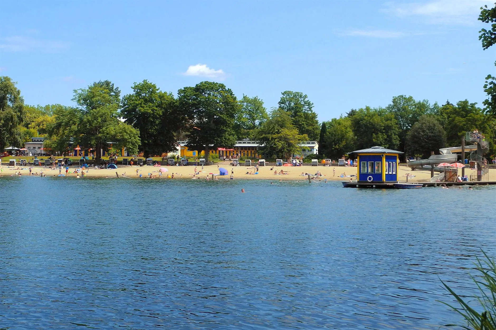 Urlaub mitten in Berlin! Nur 15 Minuten vom Alex gibt es 300 Meter Sandstrand und eine 52-Meter-Wasserrutsche