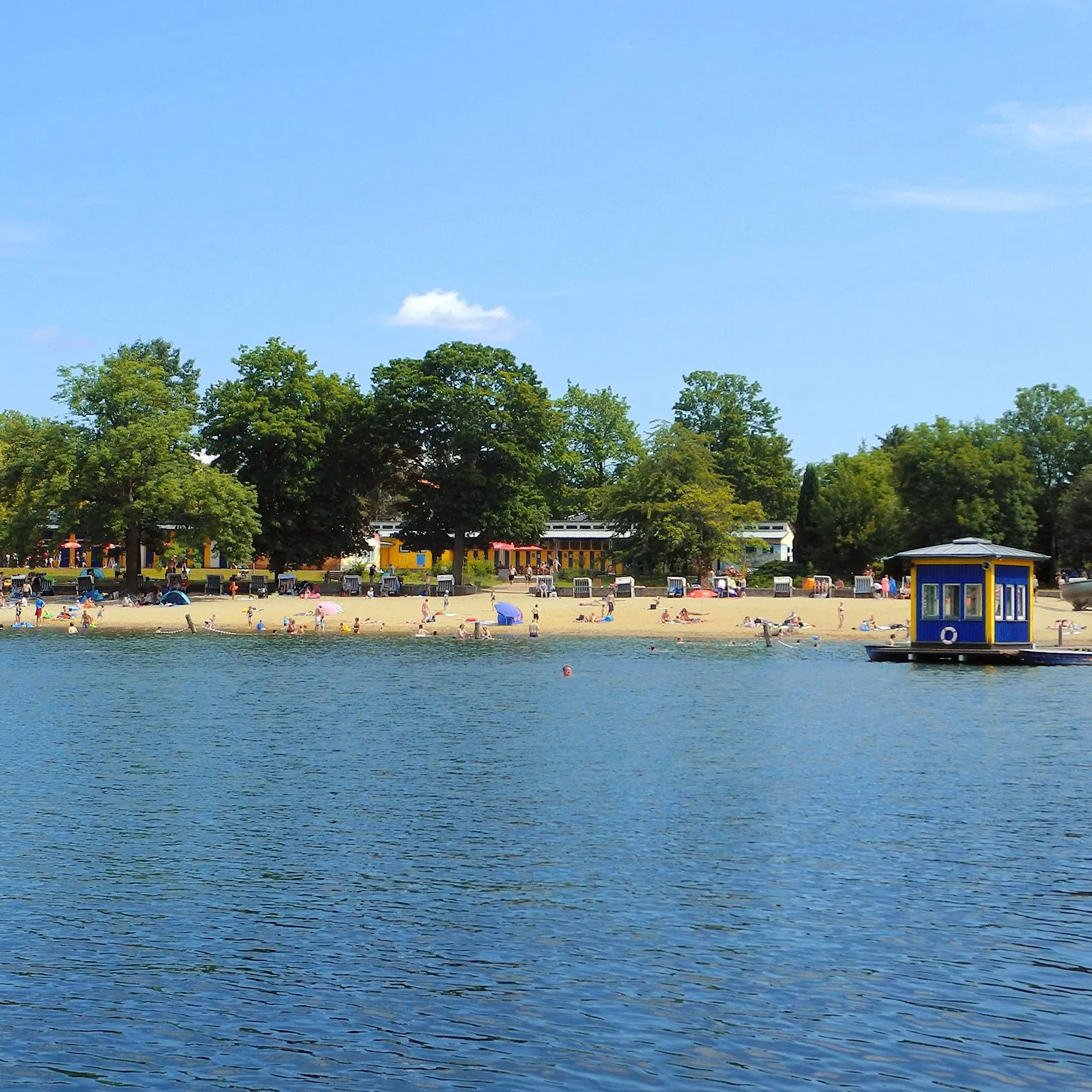 Urlaub mitten in Berlin! Nur 15 Minuten vom Alex gibt es 300 Meter Sandstrand und eine 52-Meter-Wasserrutsche