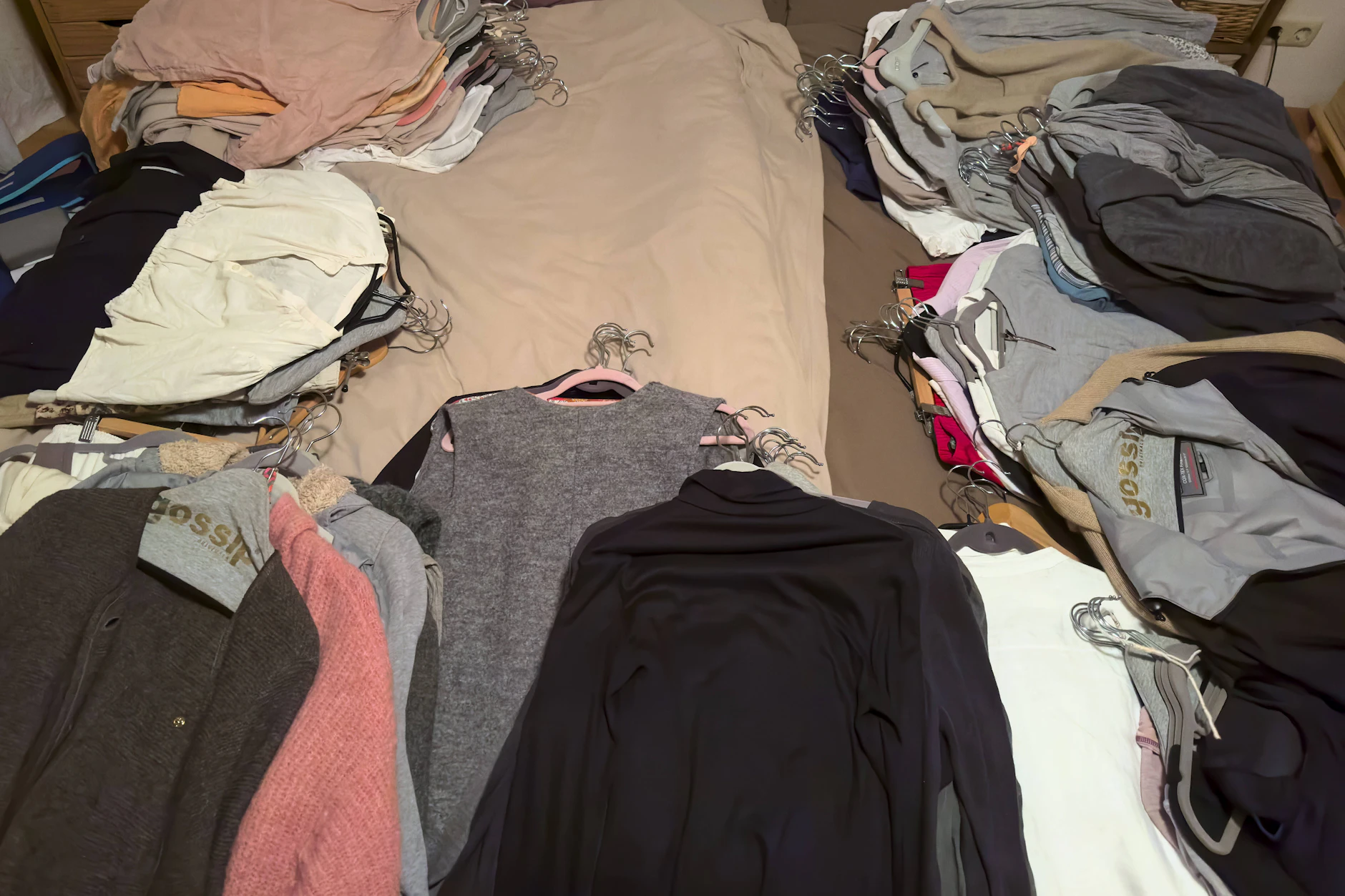 Viele können sich nur schwer von alter Kleidung trennen. Der Kleiderbügel-Trick kann dabei helfen, denn er zeigt, was man wirklich noch trägt!