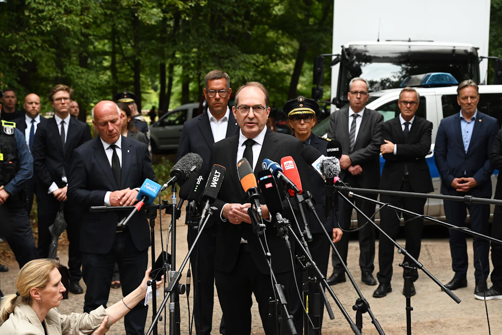 Bundesinnenminister Dobrindt und Berlins Regierender Bürgermeister Wegner (l.) mussten am Sonntagmittag einräumen, dass alle Sicherheitsmaßnahmen die Tat nicht verhindern konnten und der Täter weiterhin auf der Flucht war.