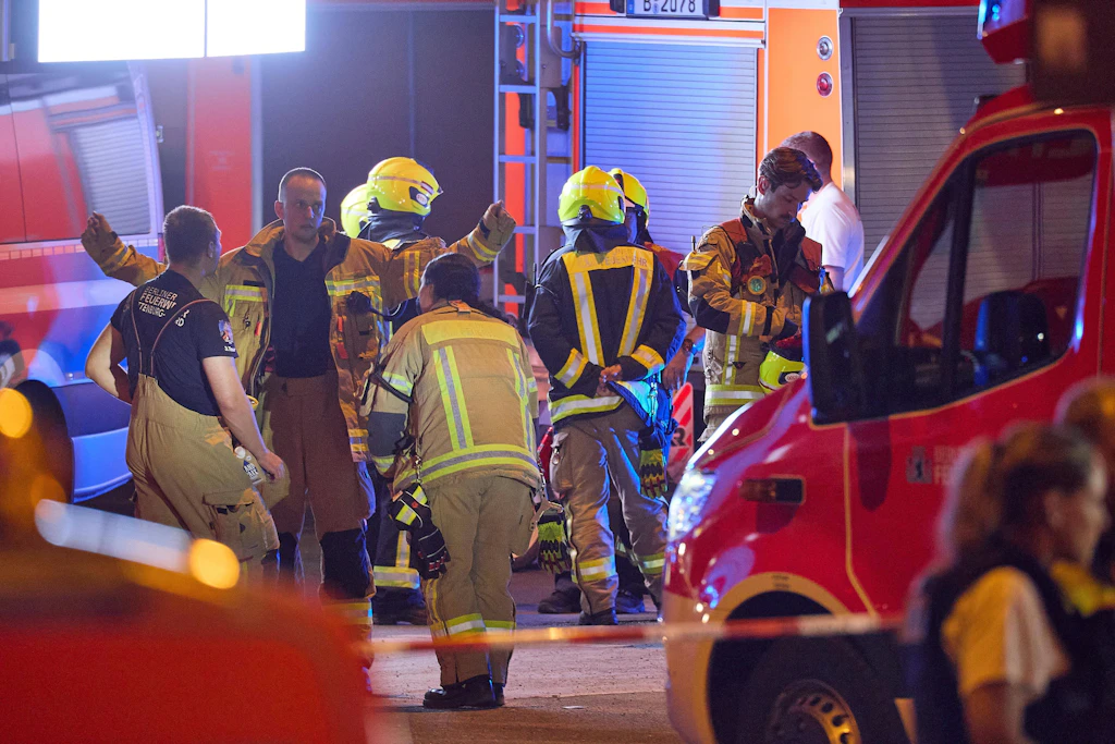 Einsatzkräfte vor Ort: Feuerwehr und Rettungsdienste sicherten nach dem Anschlag die Lage am Berliner CSD.