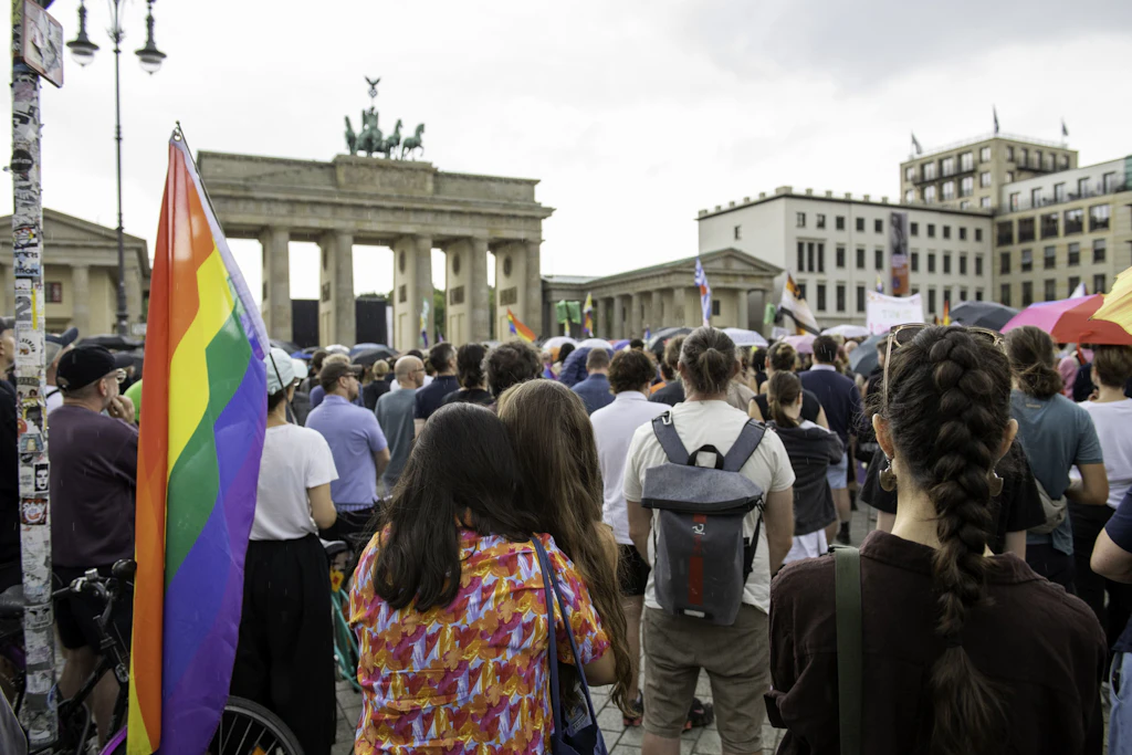 Gedenkveranstaltung vor dem Brandenburger Tor am Tag nach dem Anschlag auf den CSD