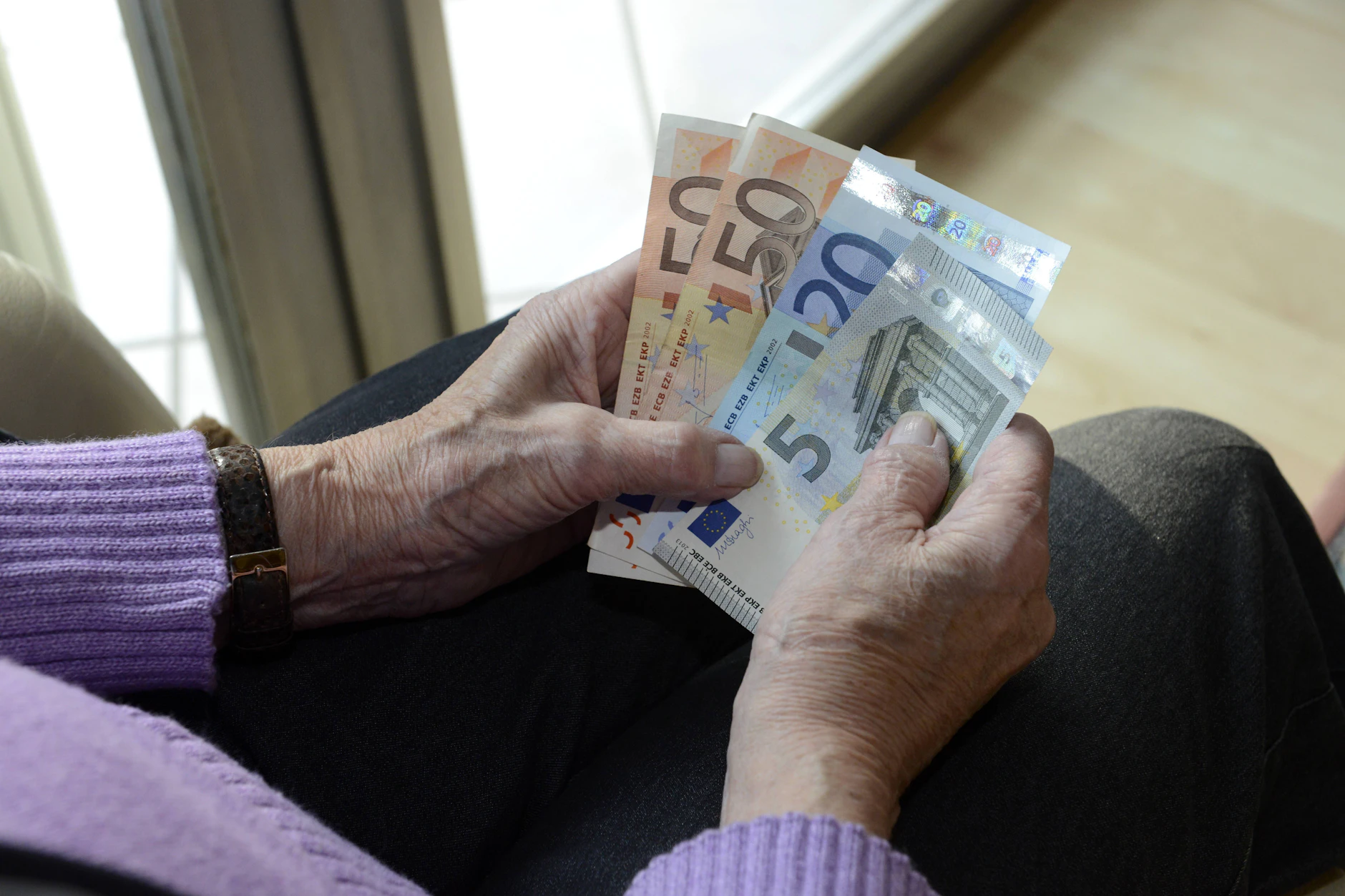 Viele Menschen haben auch in Deutschland mit einer kleinen Rente zu kämpfen. Die Finanzen sind auch in Rumänien ein Grund, im Ruhestand noch zu arbeiten.
