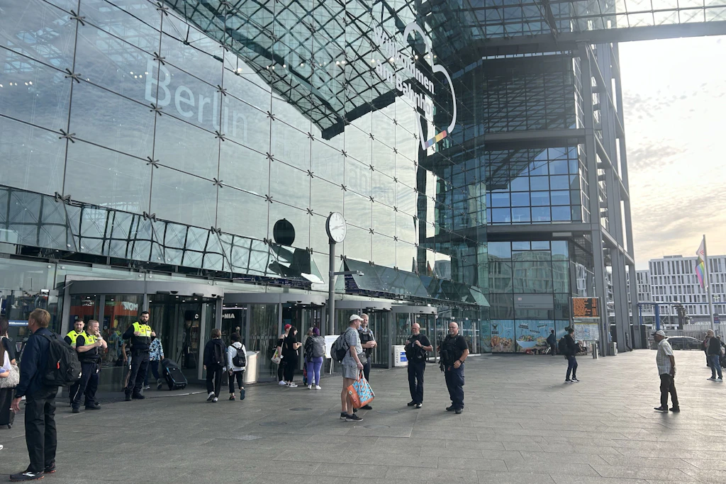 Am frühen Morgen stehen Polizisten mit Maschinenpistolen am Berliner Hauptbahnhof.