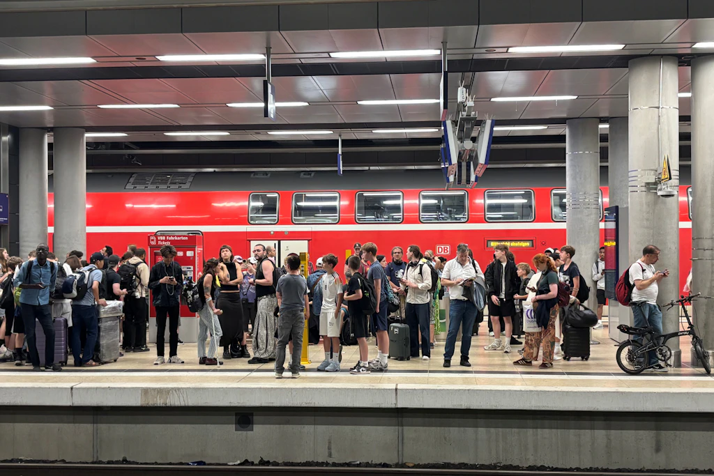 Regionalexpress und Fahrgäste: Der Bahnverkehr in Berlin und Brandenburg wird gut genutzt. Das Deutschlandticket trägt dazu bei.