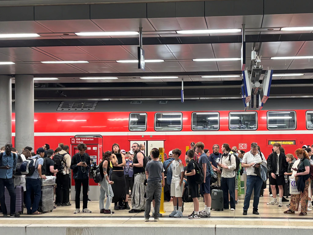 Regionalexpress und Fahrgäste: Der Bahnverkehr in Berlin und Brandenburg wird gut genutzt. Das Deutschlandticket trägt dazu bei.