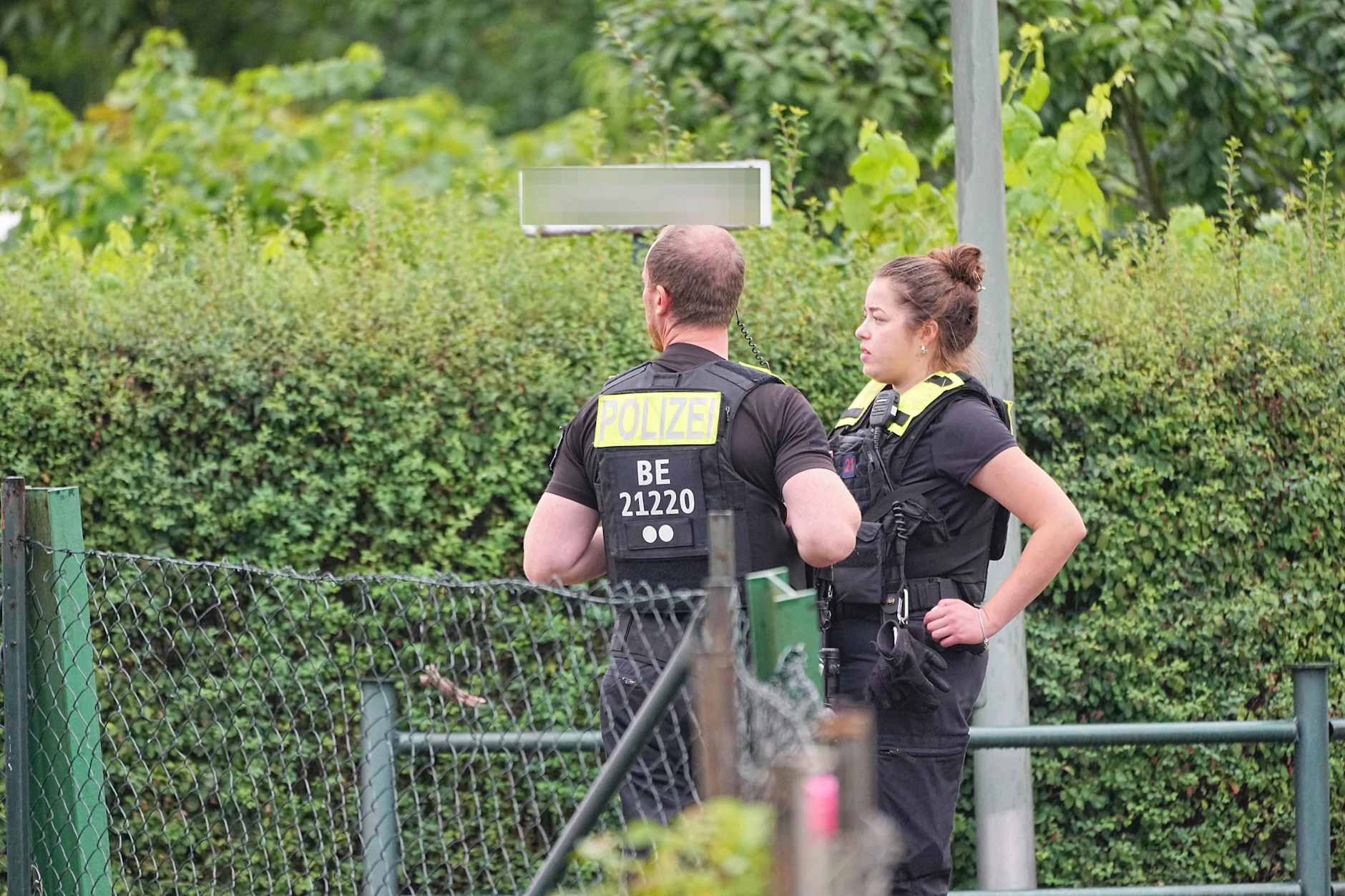Kräfte der Polizei sind in einer Kleingartenkolonie in Berlin-Spandau im Einsatz.