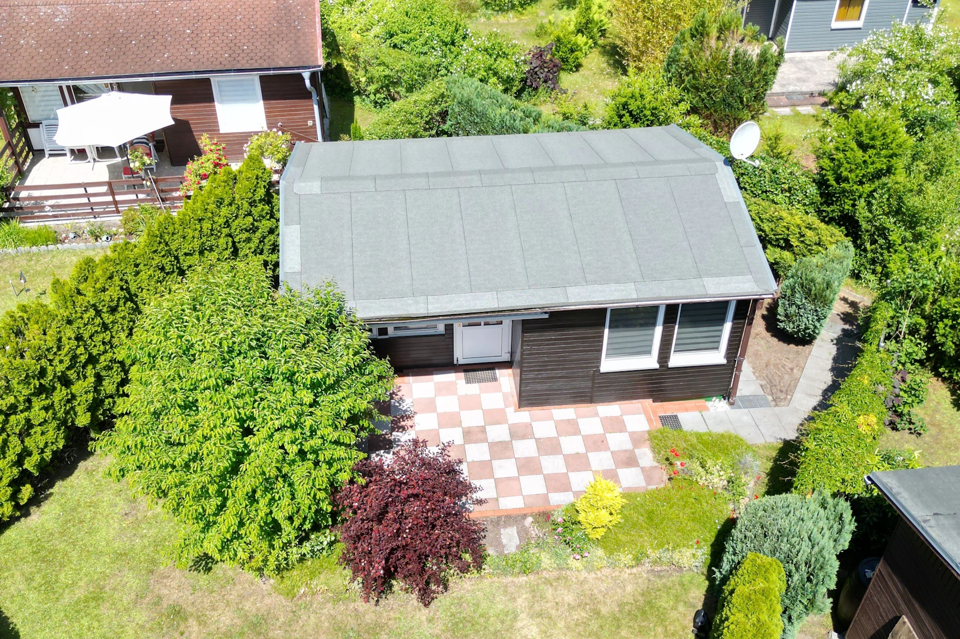 Dieses schöne Ferienhaus in Rostock soll verkauft werden. Der DDR-Bungalow liegt in vier Kilometern Entfernung zur Ostsee.