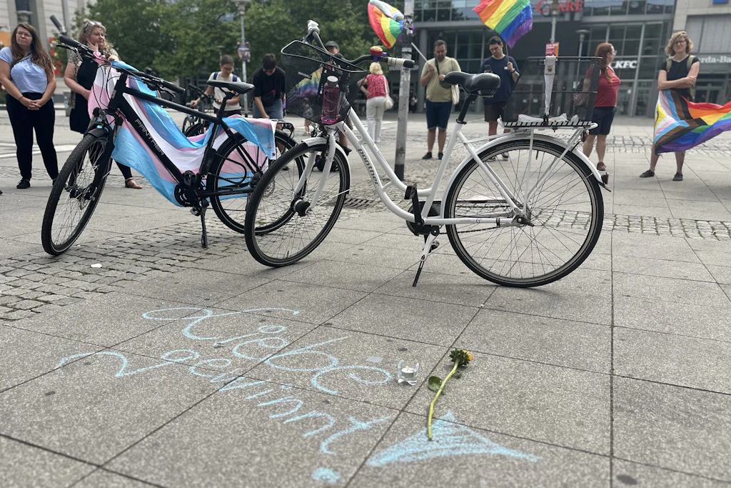 „Liebe gewinnt“ schrieben Teilnehmende der Mahnwache mit Kreide auf den Boden des Willy-Brandt-Platzes in Magdeburg.