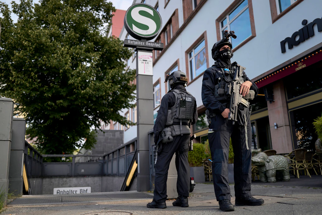 Schwer bewaffnete Spezialkräfte der Polizei sperren sämtliche Zugänge zum S-Bahnhof Anhalter Bahnhof ab.