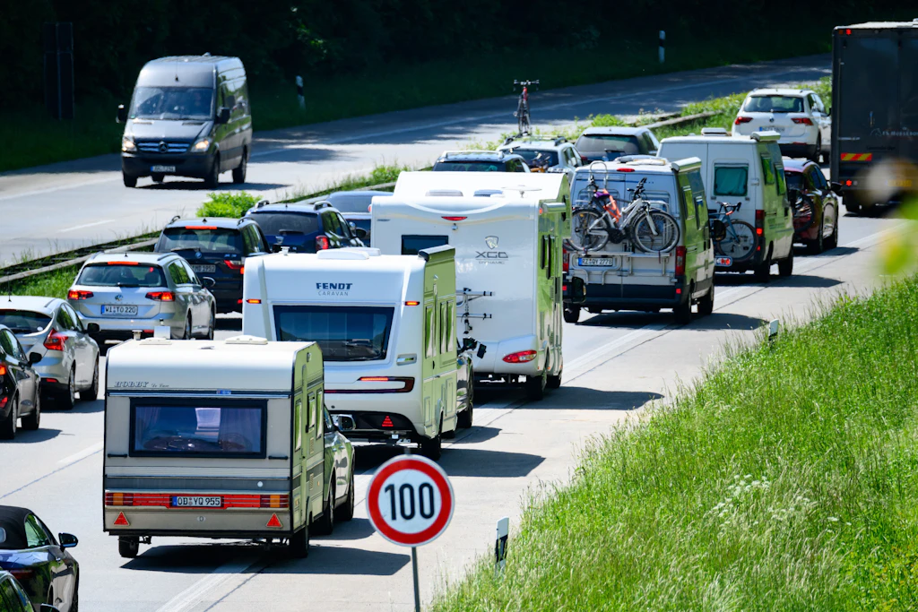 Nach der Sommersaison kehren viele Wohnmobile zurück an einen Stellplatz für den Winter.