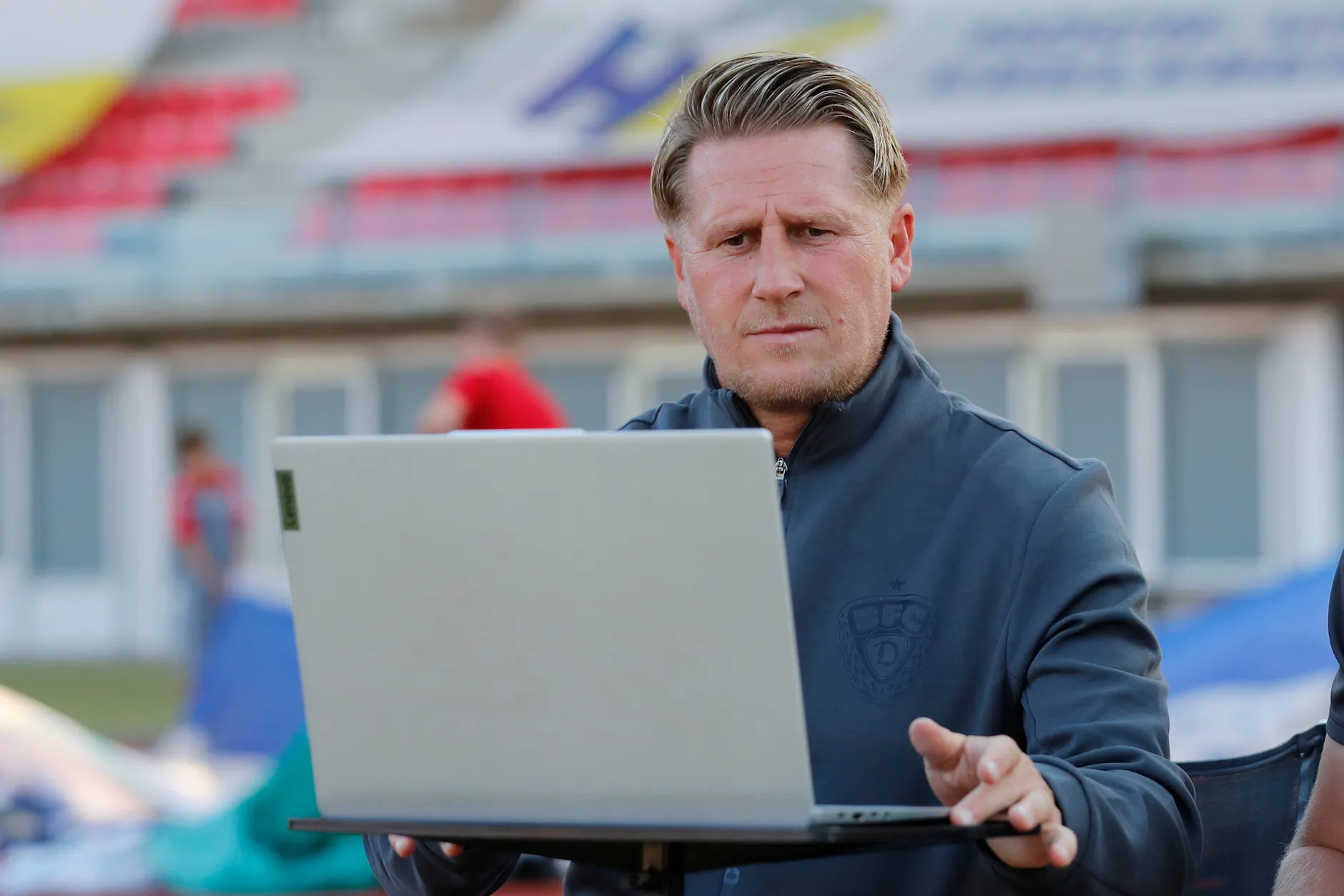Auf dem Laptop sah es in Erfurt auch nicht besser aus als beim Blick auf den Rasen: Sven Körner, Cheftrainer des BFC Dynamo.