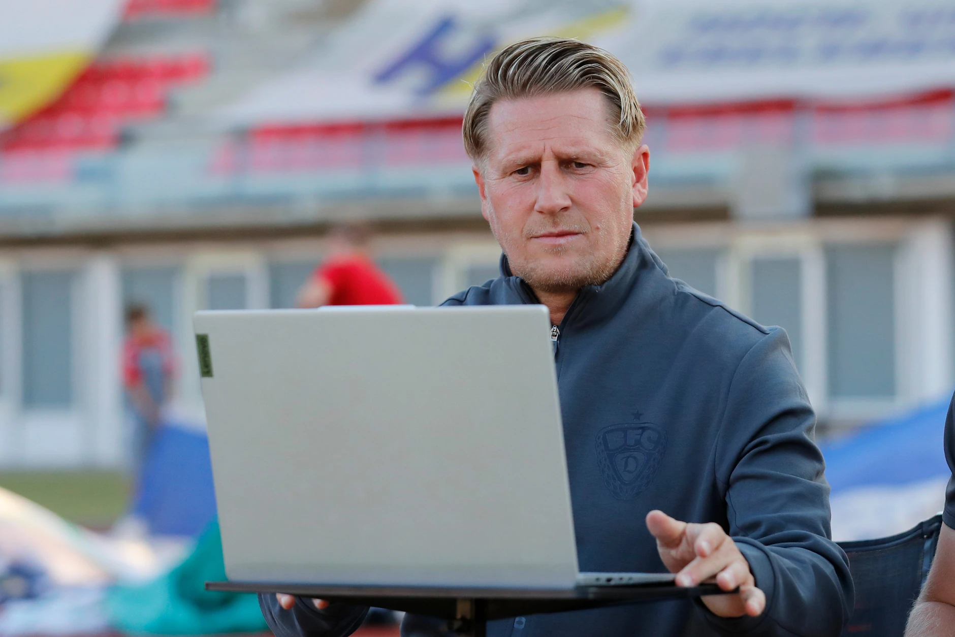 Auf dem Laptop sah es in Erfurt auch nicht besser aus als beim Blick auf den Rasen: Sven Körner, Cheftrainer des BFC Dynamo.