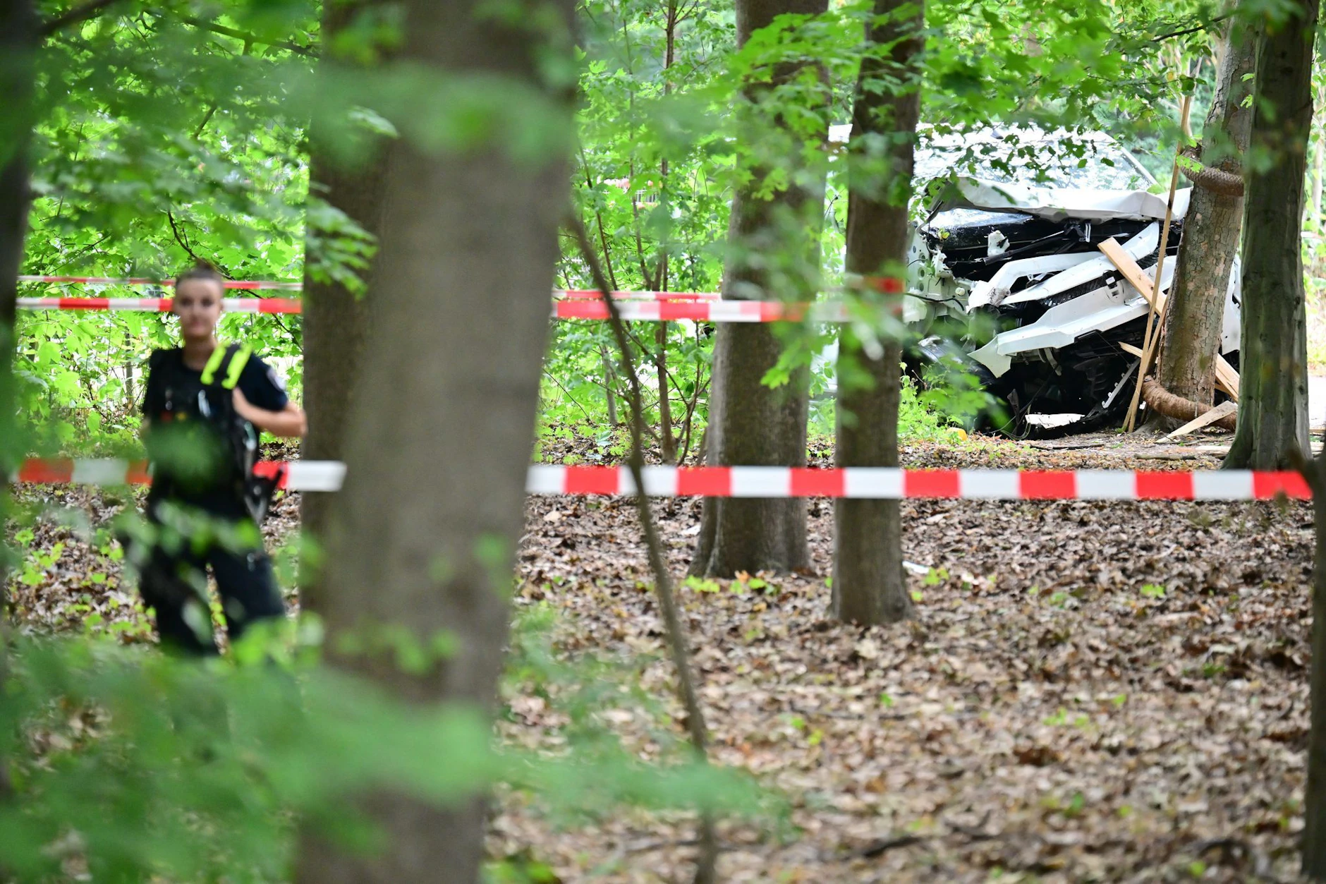 Der Transporter, mit dem der Attentäter in den CSD raste, steht noch immer im Berliner Tiergarten.