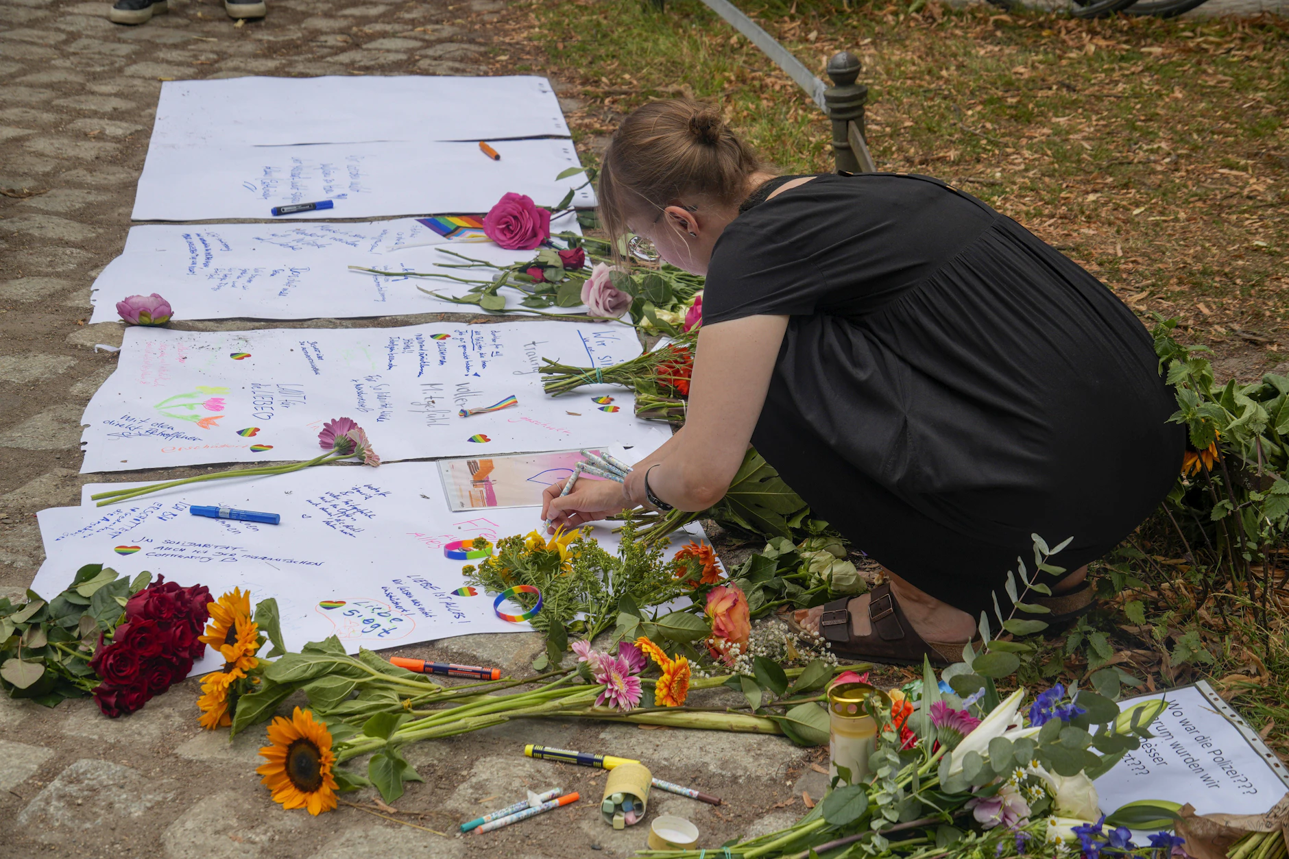 Am Tag nach dem Anschlag beim CSD legten Trauernde am Tatort im Tiergarten Blumen, Botschaften und Kerzen nieder.