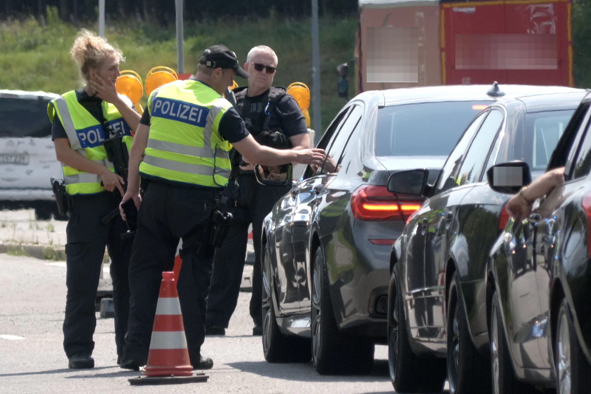 Polizisten kontrollieren am Sonntag an Grenzübergangen die Fahrzeuge. Es wurde nach dem Tatverdächtigen für den mutmaßlichen Terroranschlag am Rande des Christopher Street Day (CSD) bundesweit gefahndet.