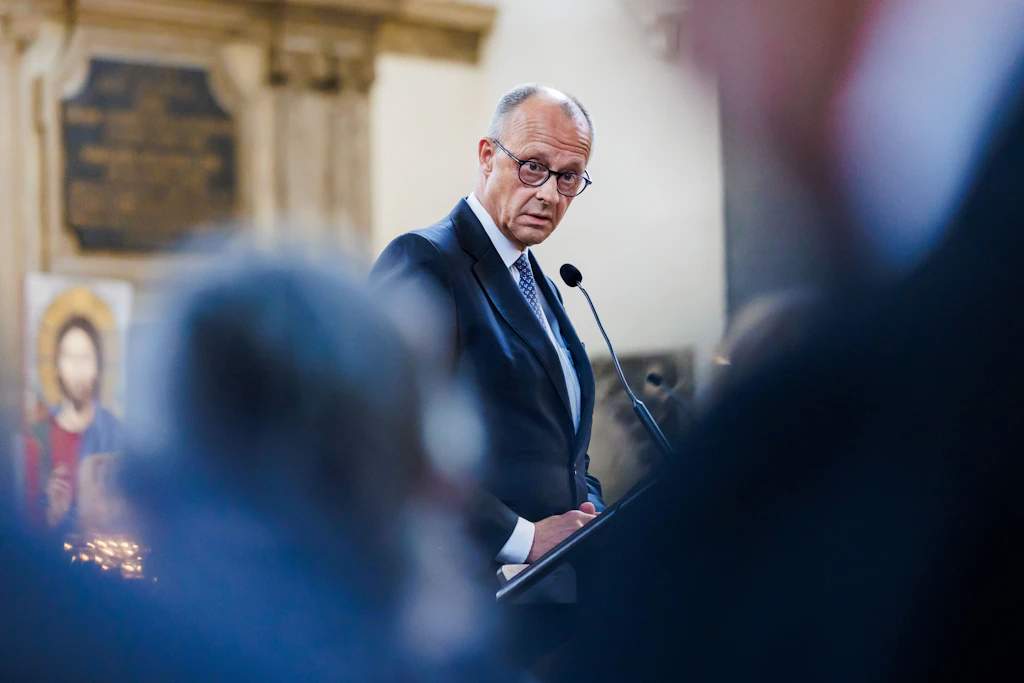 Bundeskanzler Friedrich Merz (CDU) spricht bei einem Gottesdienst in der St. Marienkirche.